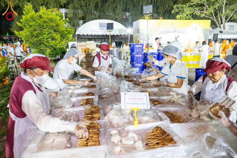 ภาพ No.289500:วันที่ 7 มกราคม พ.ศ. 2569 พิธีถวายภัตตาหารเป็นสังฆทาน แด่พระธรรมยาตรา ในโครงการธรรมยาตรา กตัญญูบูชา มหาปูชนียาจารย์ พระมงคลเทพมุนี(สด จนฺทสโร) พระผู้ปราบมาร อนุสรณ์สถาน 7 แห่ง ปีที่ 14 ณ อนุสรณ์สถานมหาวิหารพระมงคลเทพมุนี (โลตัสแลนด์) อ.สองพี่น้อง จ.สุพรร