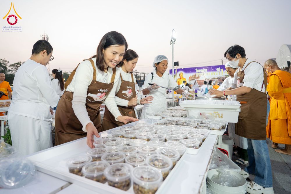 ภาพ No.296653:วันที่ 18 มกราคม พ.ศ. 2569 พิธีถวายภัตตาหารเป็นสังฆทาน แด่พระธรรมยาตรา ณ วัดโบสถ์บน ต.บางคูเวียง จ.นนทบุรี อนุสรณ์สถานลำดับที่ 4 สถานที่เกิดด้วยกายธรรม ในโครงการธรรมยาตรา กตัญญูบูชา มหาปูชนียาจารย์ พระมงคลเทพมุนี(สด จนฺทสโร) พระผู้ปราบมาร อนุสรณ์สถาน 7 แ