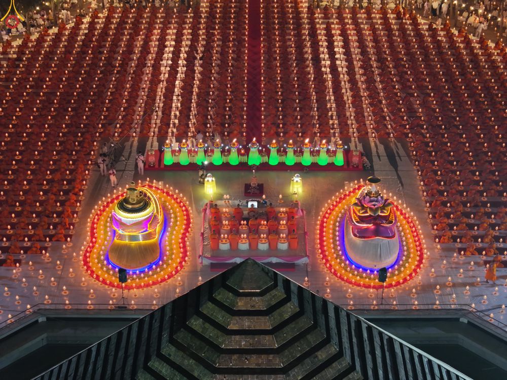 ภาพ No.289133:วันที่ 6 มกราคม พ.ศ. 2569 พิธีจุดประทีปถวายเป็นพุทธบูชา และบูชาธรรมมหาปูชนียาจารย์ ณ อนุสรณ์สถานมหาวิหารพระมงคลเทพมุนี (โลตัสแลนด์) อ.สองพี่น้อง จ.สุพรรณบุรี ในโครงการธรรมยาตรา กตัญญูบูชา มหาปูชนียาจารย์ พระมงคลเทพมุนี(สด จนฺทสโร) พระผู้ปราบมาร อนุสรณ์สถ