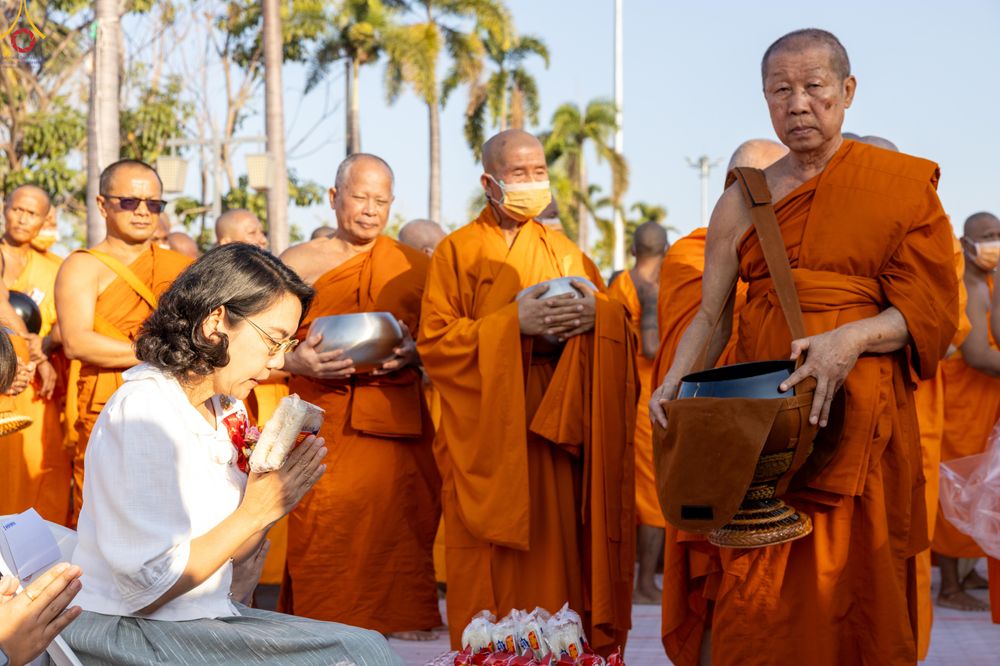 ภาพ No.282698:วันเสาร์ที่ 20 ธันวาคม พ.ศ.2568 พิธีตักบาตรพระ 10,000 รูป (ชุด 2) เนื่องในโอกาส 194 ปี จังหวัดกาญจนบุรี และอุทิศส่วนกุศลให้แด่บรรพชนทั้งหลาย บริเวณถนนสองแคว (Skywalk) เมืองกาญจนบุรี