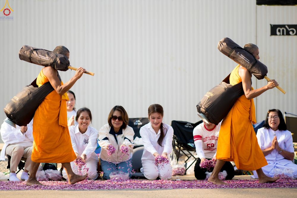 ภาพ No.295158:วันที่ 14 มกราคม พ.ศ. 2569 พิธีต้อนรับพระธรรมยาตรา อนุสรณ์สถานลำดับที่ 4  สถานที่เกิดด้วยกายธรรม ณ วัดโบสถ์บน ต.บางคูเวียง จ.นนทบุรี ในโครงการธรรมยาตรา กตัญญูบูชา มหาปูชนียาจารย์ พระมงคลเทพมุนี(สด จนฺทสโร) พระผู้ปราบมาร อนุสรณ์สถาน 7 แห่ง ปีที่ 14