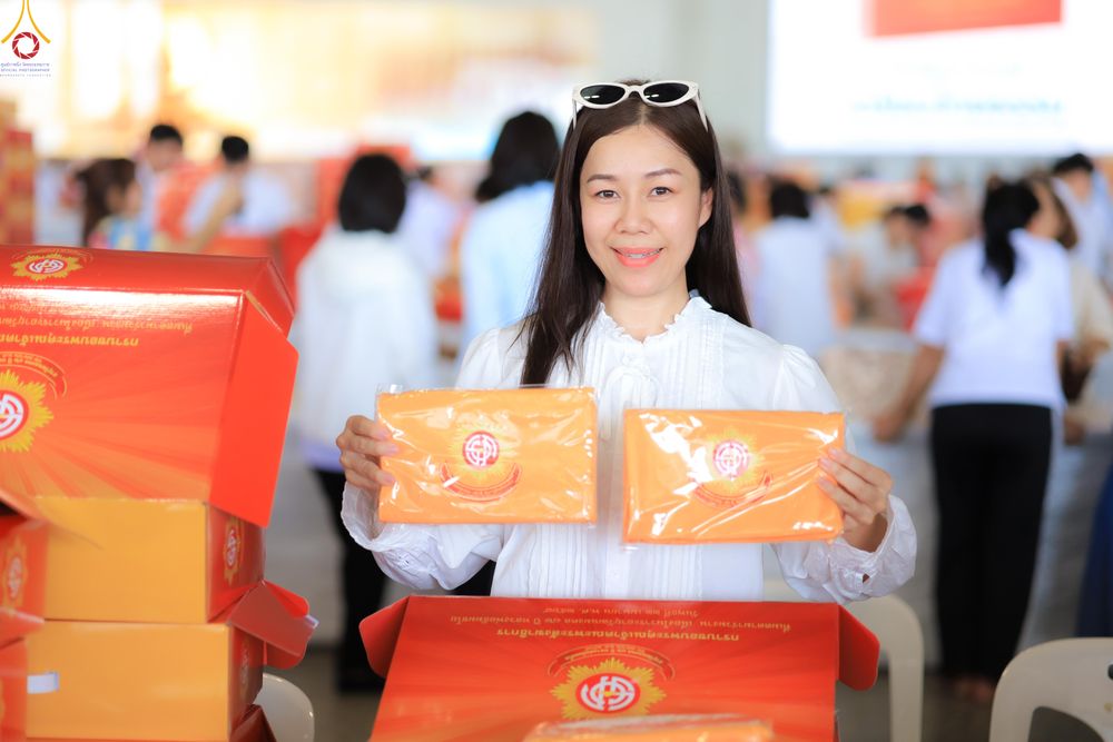 ภาพ No.322001:วันที่ 12 -13 เมษายน พ.ศ.2569 การเตรียมกล่องไทยธรรม + การขนย้ายเก้าอี้ เพื่องานถวายมหาสังฆทาน 40,000 กว่าวัดทั่วประเทศ วันคุ้มครองโลก 22 เมษายน พ.ศ.2569 วัดพระธรรมกาย