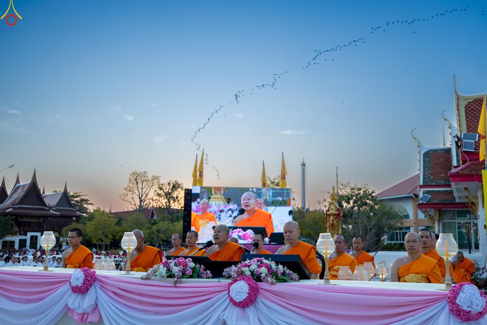 ภาพ No.293990:วันที่ 14 มกราคม พ.ศ. 2569 พิธีจุดประทีปถวายเป็นพุทธบูชา และบูชาธรรมมหาปูชนียาจารย์  ณ วัดสองพี่น้อง ต.ต้นตาล อ.สองพี่น้อง จ.สุพรรณบุรี ในโครงการธรรมยาตรา กตัญญูบูชา มหาปูชนียาจารย์ พระมงคลเทพมุนี(สด จนฺทสโร) พระผู้ปราบมาร อนุสรณ์สถาน 7 แห่ง ปีที่ 14