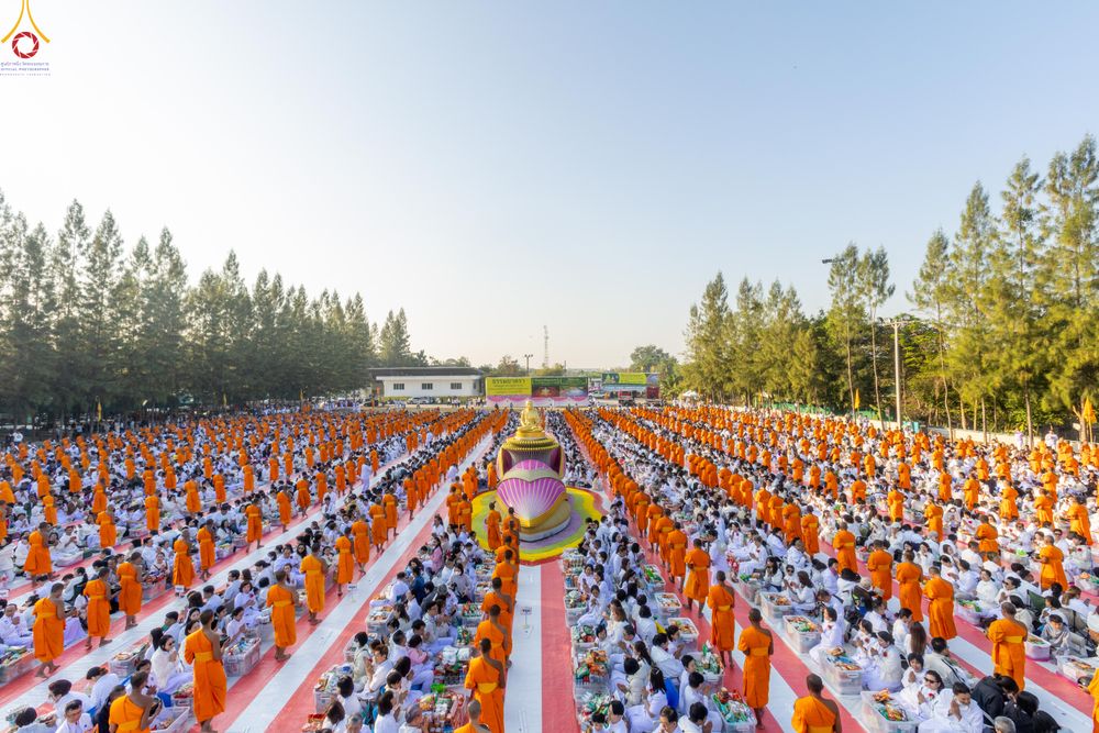 ภาพ No.292488:วันที่ 11 มกราคม พ.ศ. 2569 พิธีตักบาตรพระธรรมยาตรา ณ อนุสรณ์สถานคลองบางนางแท่น อ.สามพราน จ.นครปฐม ในโครงการธรรมยาตรา กตัญญูบูชา มหาปูชนียาจารย์ พระมงคลเทพมุนี(สด จนฺทสโร) พระผู้ปราบมาร อนุสรณ์สถาน 7 แห่ง ปีที่ 14