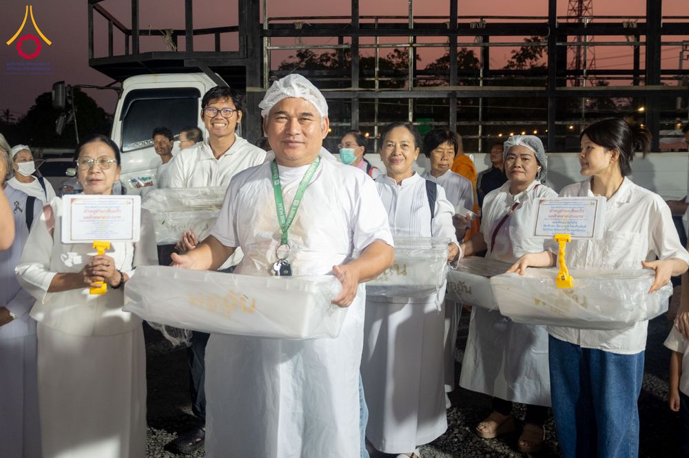 ภาพ No.296648:วันที่ 18 มกราคม พ.ศ. 2569 พิธีถวายภัตตาหารเป็นสังฆทาน แด่พระธรรมยาตรา ณ วัดโบสถ์บน ต.บางคูเวียง จ.นนทบุรี อนุสรณ์สถานลำดับที่ 4 สถานที่เกิดด้วยกายธรรม ในโครงการธรรมยาตรา กตัญญูบูชา มหาปูชนียาจารย์ พระมงคลเทพมุนี(สด จนฺทสโร) พระผู้ปราบมาร อนุสรณ์สถาน 7 แ