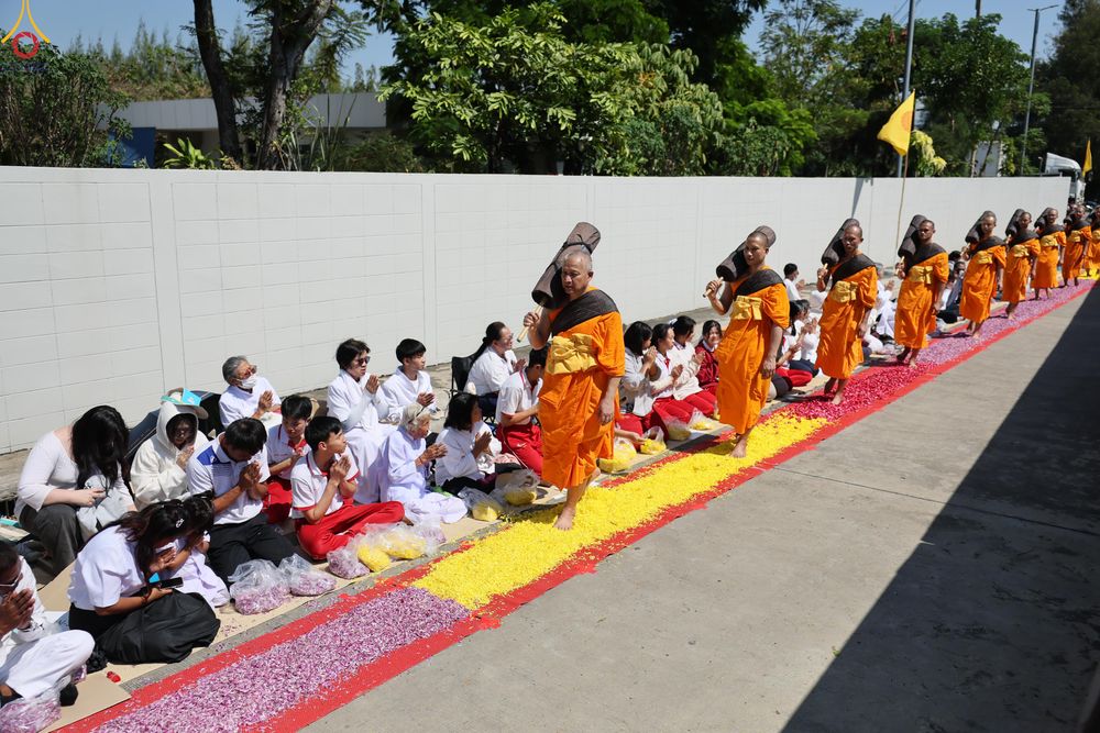 ภาพ No.304537:วันที่ 25 มกราคม พ.ศ. 2569 พิธีต้อนรับพระธรรมยาตรา (ภาพชุดที่ 2) รร.สามัคคีราษฏร์บำรุง-วัดพระธรรมกาย ในโครงการธรรมยาตรา กตัญญูบูชา มหาปูชนียาจารย์ พระมงคลเทพมุนี(สด จนฺทสโร) พระผู้ปราบมาร อนุสรณ์สถาน 7 แห่ง ปีที่ 14