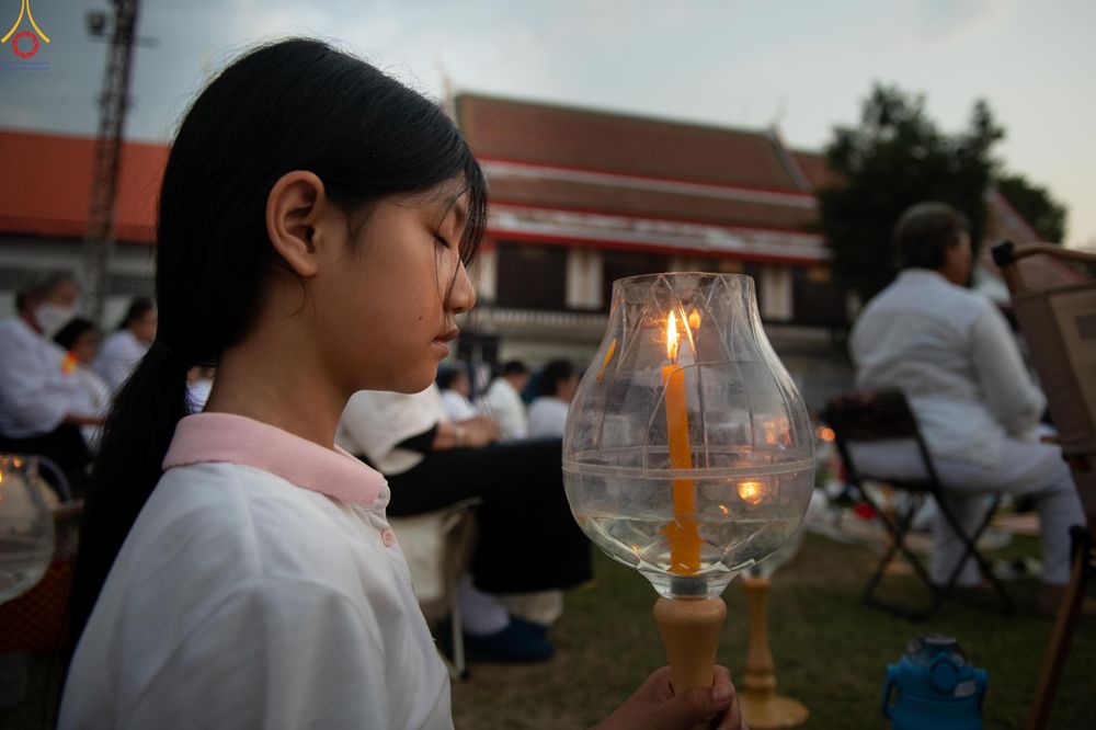 ภาพ No.297105:วันที่ 17 มกราคม พ.ศ. 2569 พิธีจุดประทีปถวายเป็นพุทธบูชา และบูชาธรรมมหาปูชนียาจารย์ (ภาพชุดที่ 2) ณ วัดโบสถ์บน ต.บางคูเวียง จ.นนทบุรี อนุสรณ์สถานลำดับที่ 4 สถานที่เกิดด้วยกายธรรม ในโครงการธรรมยาตรา กตัญญูบูชา มหาปูชนียาจารย์ พระมงคลเทพมุนี(สด จนฺทสโร) พร