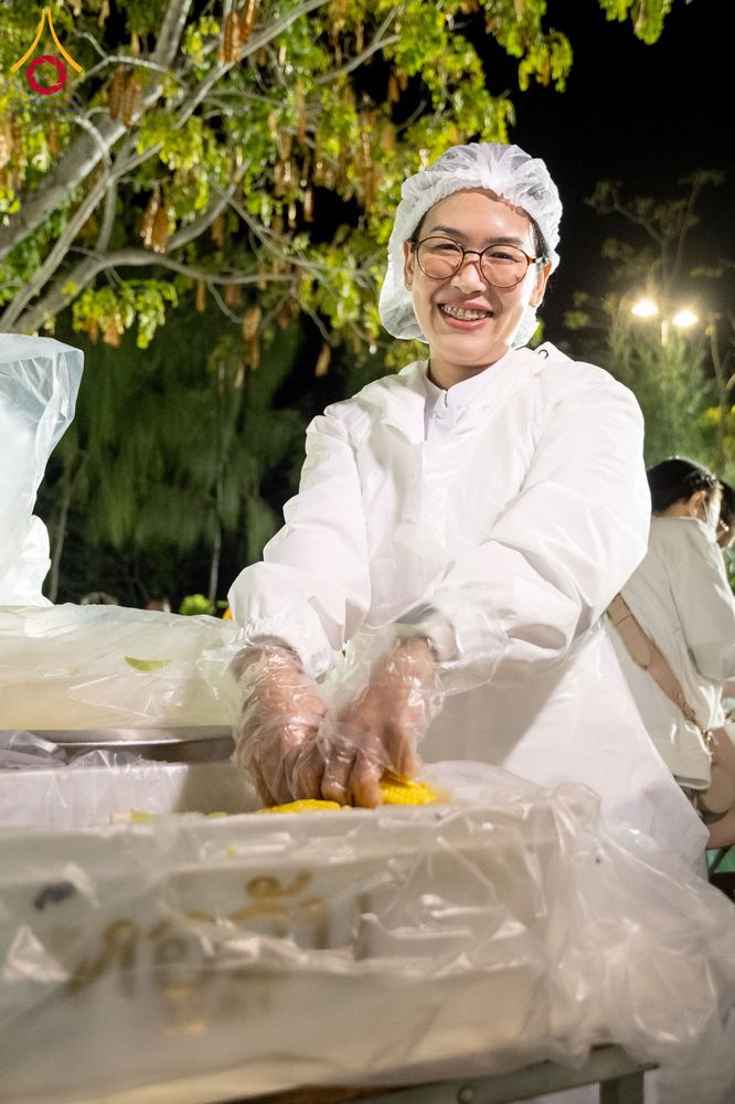 ภาพ No.289451:วันที่ 7 มกราคม พ.ศ. 2569 พิธีถวายภัตตาหารเป็นสังฆทาน แด่พระธรรมยาตรา ในโครงการธรรมยาตรา กตัญญูบูชา มหาปูชนียาจารย์ พระมงคลเทพมุนี(สด จนฺทสโร) พระผู้ปราบมาร อนุสรณ์สถาน 7 แห่ง ปีที่ 14 ณ อนุสรณ์สถานมหาวิหารพระมงคลเทพมุนี (โลตัสแลนด์) อ.สองพี่น้อง จ.สุพรร