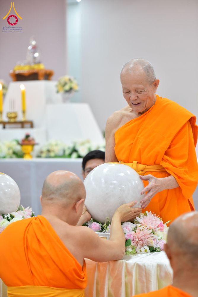 ภาพ No.294255:วันอาทิตย์ที่ 14 ธันวาคม พ.ศ.2568 พิธีเจริญพระพุทธมนต์สมโภชดวงแก้วลูกนิมิตเอก และดวงแก้วนิมิตปฏิบัติธรรม อัญเชิญประดิษฐาน  ณ วัดพระธรรมกายในประเทศสหรัฐอเมริกาและประเทศเยอรมนี 7 แห่ง ณ อาคารปลูกศรัทธา 2 วัดพระธรรมกาย