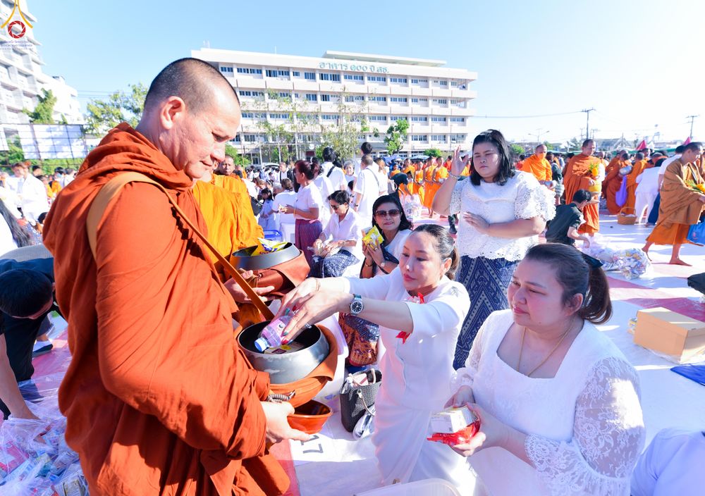 ภาพ No.280243:วันอังคารที่ ๓๐ ธันวาคม พ.ศ. ๒๕๖๘ พิธีตักบาตรพระ ๑,๐๖๙ รูป จังหวัดกาฬสินธุ์   ณ บริเวณสนามหน้าศาลากลาง จังหวัดกาฬสินธุ์ (หลังเก่า)