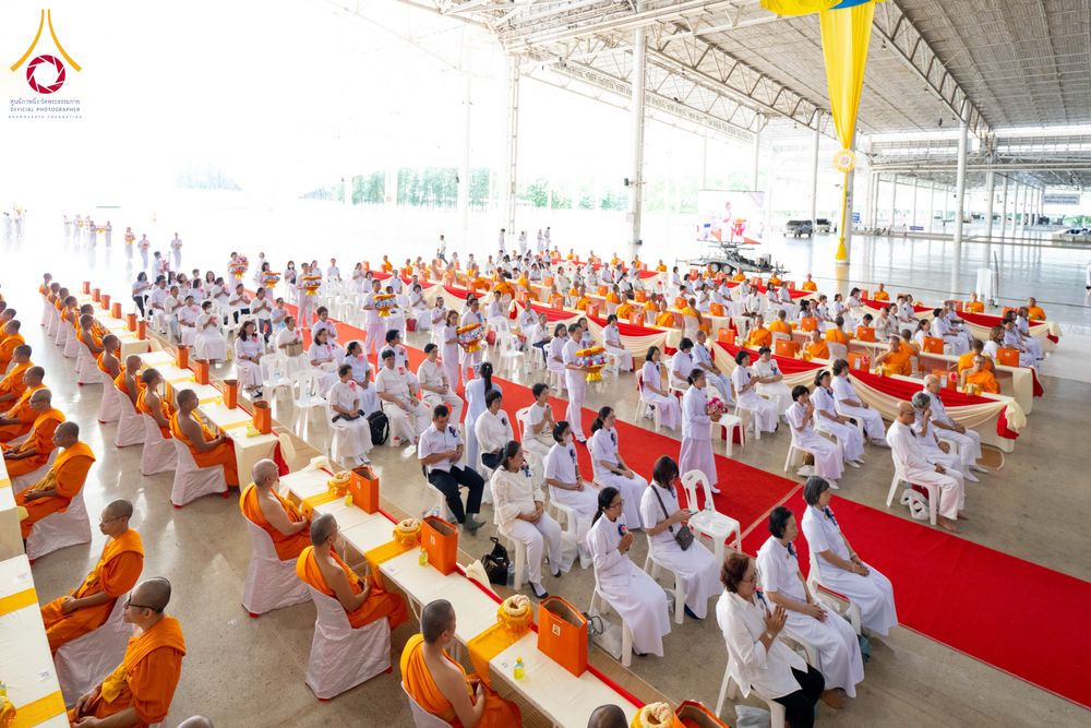 พุทธศาสนิกชนและพระภิกษุสามเณรจำนวนมากนั่งร่วมพิธีทางศาสนาภายในอาคารสภาธรรมกายสากล