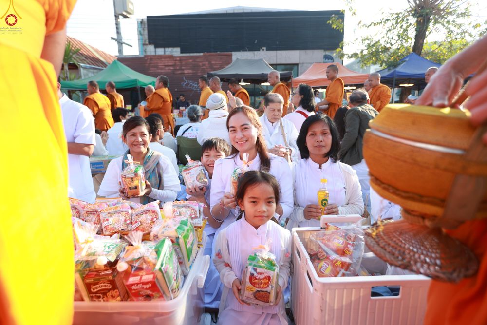 ภาพ No.284253:วันเสาร์ที่ 20 ธันวาคม พ.ศ.2568  พิธีตักบาตรพระ 10,000 รูป เนื่องในโอกาส 194 ปี จังหวัดกาญจนบุรี และอุทิศส่วนกุศลให้แด่บรรพชนทั้งหลาย บริเวณถนนสองแคว (Skywalk) เมืองกาญจนบุรี