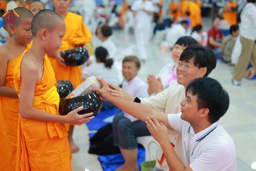 ภาพ No.321894:วันที่ 12 เมษายน พ.ศ.2569 ตักบาตรสงกรานต์ฉลองสามเณรใหม่  ณ ศูนย์ปฏิบัติธรรมระยอง(บ้านช่องลม)