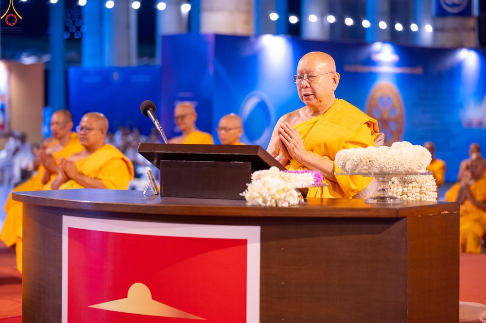 ภาพ No.280297:วันที่ 31 ธันวาคม พ.ศ.2568 -วันที่ 1 มกราคม พ.ศ.2569 พิธีฉลองชัยสวดมนต์บทธัมมจักกับปปวัตนสูตร ครบ 8,000,000,000 จบ , พิธีสวดมนต์ข้ามปี ณ วัดพระธรรมกาย