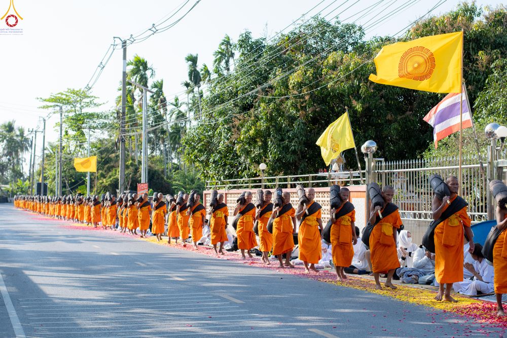 ภาพ No.290439:วันที่ 7 มกราคม พ.ศ. 2569 พิธีต้อนรับพระธรรมยาตรา ณ อนุสรณ์สถานลำดับที่ 2  สถานที่ตั้งมโนปณิธานบวชตลอดชีวิต อนุสรณ์สถานคลองบางนางแท่น (ภาพชุดที่ 2) อ.สามพราน จ.นครปฐม ในโครงการธรรมยาตรา กตัญญูบูชา มหาปูชนียาจารย์ พระมงคลเทพมุนี(สด จนฺทสโร) พระผู้ปราบมาร 