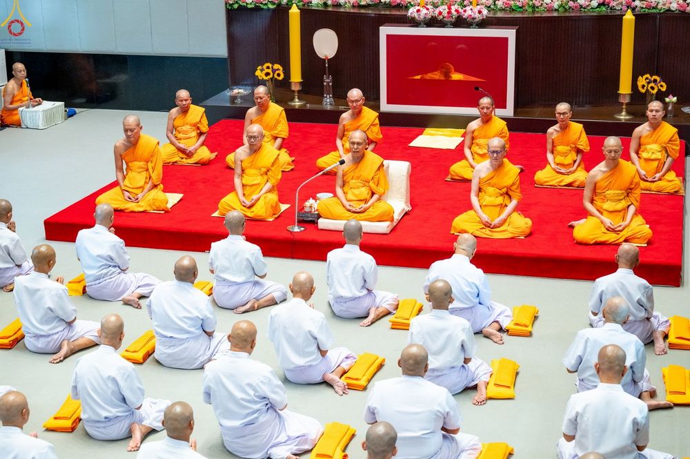 ภาพ No.350855:วันที่ 19 กันยายน พ.ศ.2569 พิธีบรรพชาอุปสมบท โครงการอุปสมบทหมู่บูชาธรรม ครบรอบ 109 ปี วันครูผู้ค้นพบวิชชาธรรมกาย ณ โบสถ์พระไตรปิฏก วัดพระธรรมกาย