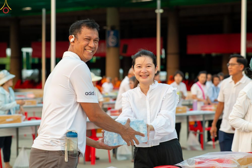 ภาพ No.322664:วันที่ 17 เมษายน พ.ศ.2569 การเรียงกล่องไทยธรรม เรียงน้ำดื่ม เรียงร่ม ณ ลานธรรมพระมหาธรรมกายเจดีย์ เพื่องานถวายมหาสังฆทาน 40,000 กว่าวัดทั่วประเทศ วันคุ้มครองโลก 22 เมษายน พ.ศ.2569 วัดพระธรรมกาย