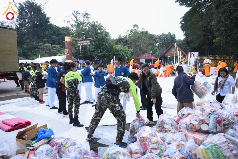 ภาพ No.285990:วันเสาร์ที่ 13 ธันวาคม พ.ศ.2568 พิธีตักบาตรพระภิกษุสามเณร 1,000 รูป ณ บริเวณหน้าอุทยานแห่งชาติเขาใหญ่ อำเภอปากช่อง จ.นครราชสีมา