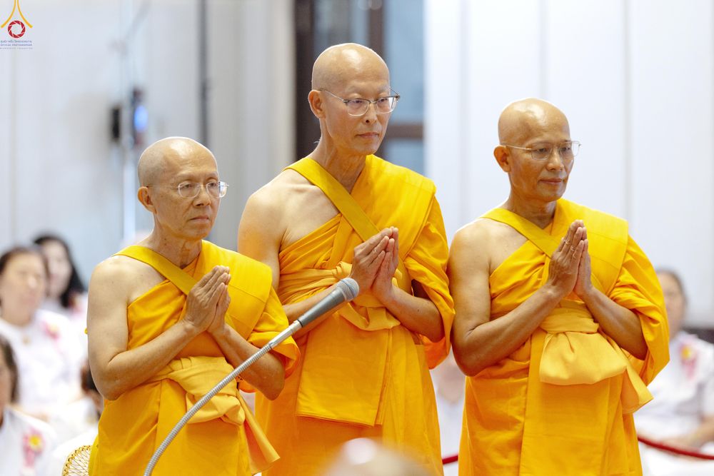 ภาพ No.330864:วันวิสาขบูชา อาทิตย์ที่ 31 พฤษภาคม พ.ศ.2569 พิธีบรรพชาสามเณรอุบาสก 11 ท่าน , พิธีถวายบาตรผ้าไตร และจตุปัจจัยไทยธรรม แด่สามเณร , พิธีอุปสมบทอุทิศชีวิต , พิธีกล่าวคำกัปปิยภัณฑ์  ณ อุโบสถพระไตรปิฎก วัดพระธรรมกาย จังหวัดปทุมธานี