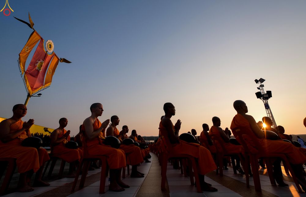 ภาพ No.279687:วันที่ 1 มกราคม พ.ศ.2569 พิธีตักบาตรในวันขึ้นปีใหม่ ณ ลานธรรม วัดพระธรรมกาย