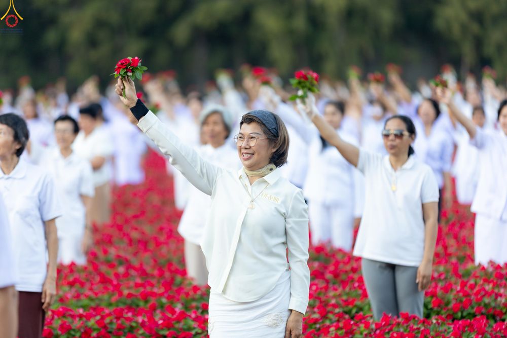 ภาพ No.280964:วันที่ 28 ธันวาคม พ.ศ.2568 กิจกรรมเก็บดอกแพงรวย ณ ทุ่งสวรรค์ตะวันฉาย วัดพระธรรมกาย