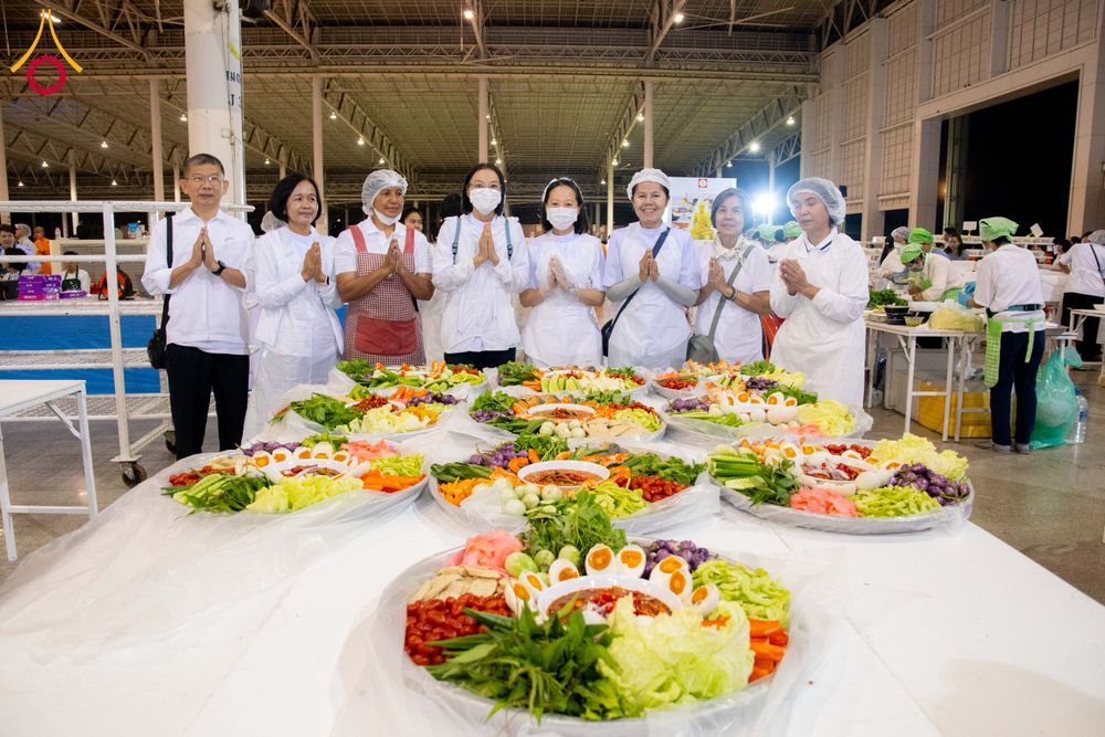 ภาพ No.287301:วันที่ 3 มกราคม พ.ศ.2569 พิธีถวายภัตตาหารเป็นสังฆทาน แด่พระธรรมยาตรา ณ วัดพระธรรมกาย  จังหวัดปทุมธานี ในโครงการธรรมยาตรา กตัญญูบูชา มหาปูชนียาจารย์ พระมงคลเทพมุนี(สด จนฺทสโร) พระผู้ปราบมาร อนุสรณ์สถาน 7 แห่ง ปีที่ 14