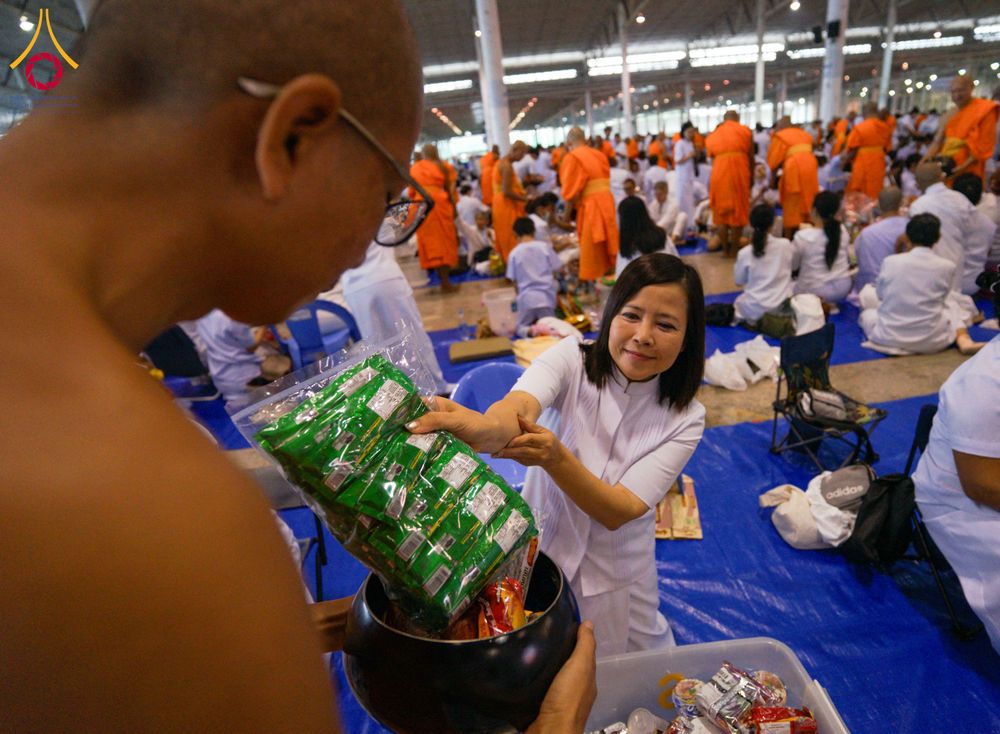 ภาพ No.308509:วันที่ 1 กุมภาพันธ์ พ.ศ. 2569 พิธีตักบาตรข้าวสารอาหารแห้ง ณ บ้านแก้วเรือนทองคุณยาย สภาธรรมกายสากล วัดพระธรรมกาย