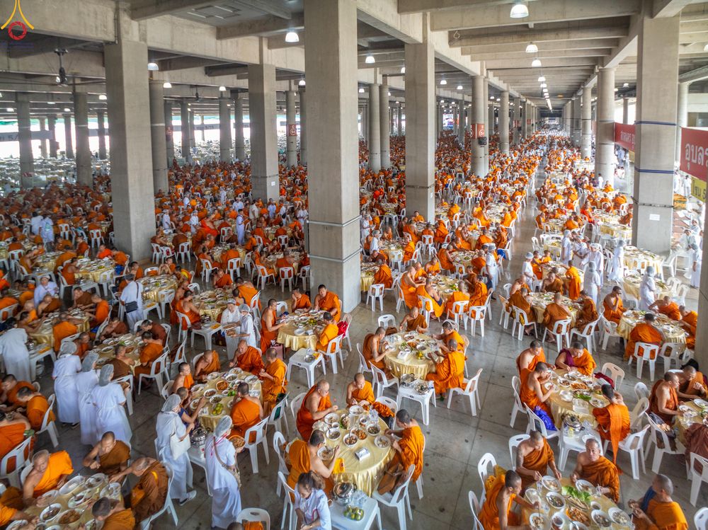 ภาพ No.323793:วันที่ 22 เมษายน พ.ศ.2569(วันคุ้มครองโลก) งานถวายมหาสังฆทาน 40,000 กว่าวัดทั่วประเทศ คณะสงฆ์ฉันภัตตาหารเพล