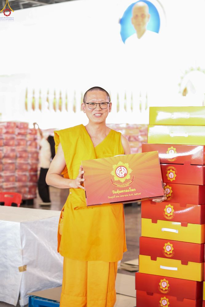 ภาพ No.321184:วันที่ 10-11 เมษายน พ.ศ.2569 การเตรียมกล่องไทยธรรม และการติดผ้ารับประเคน เพื่องานถวายมหาสังฆทาน 40,000 กว่าวัดทั่วประเทศ วันคุ้มครองโลก 22 เมษายน พ.ศ.2569 วัดพระธรรมกาย