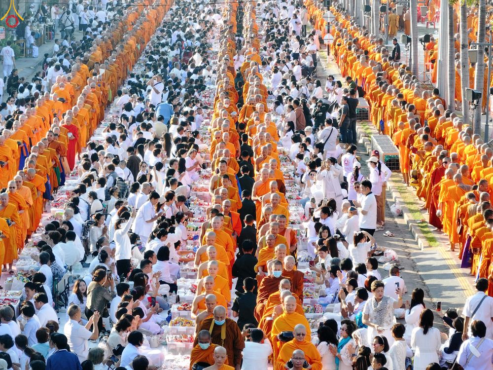 ภาพ No.284238:วันเสาร์ที่ 20 ธันวาคม พ.ศ.2568  พิธีตักบาตรพระ 10,000 รูป เนื่องในโอกาส 194 ปี จังหวัดกาญจนบุรี และอุทิศส่วนกุศลให้แด่บรรพชนทั้งหลาย บริเวณถนนสองแคว (Skywalk) เมืองกาญจนบุรี