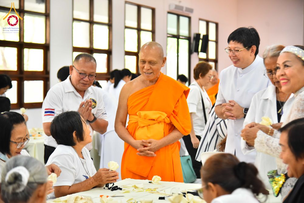 ภาพ No.327537:วันศุกร์ที่ 1 พฤษภาคม พ.ศ. 2569 รวมใจพสกนิกรชาวอำเภอคลองหลวง ประดิษฐ์ดอกไม้จันทน์ เพื่อใช้ในพิธีถวายดอกไม้จันทน์ในงานพระราชพิธีถวายพระเพลิงพระบรมศพ สมเด็จพระนางเจ้าสิริกิติ์ พระบรมราชินีนาถ พระบรมราชชนนีพันปีหลวง ณ วัดพระธรรมกาย