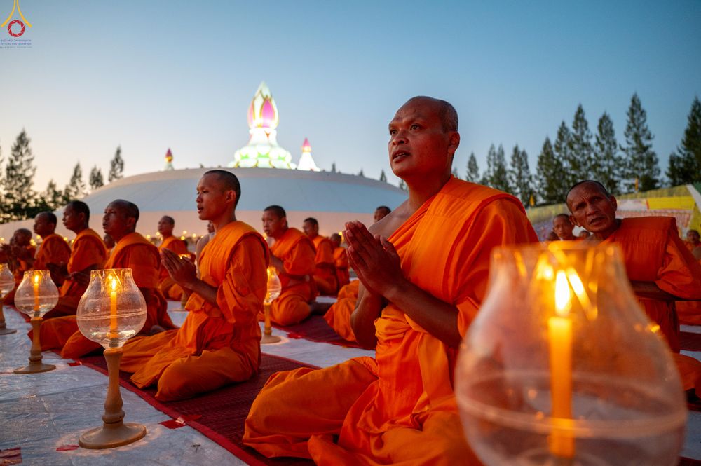 ภาพ No.292124:วันที่ 10 มกราคม พ.ศ. 2569 พิธีจุดประทีปถวายเป็นพุทธบูชา และบูชาธรรมมหาปูชนียาจารย์  ณ อนุสรณ์สถานคลองบางนางแท่น อ.สามพราน จ.นครปฐม ในโครงการธรรมยาตรา กตัญญูบูชา มหาปูชนียาจารย์ พระมงคลเทพมุนี(สด จนฺทสโร) พระผู้ปราบมาร อนุสรณ์สถาน 7 แห่ง ปีที่ 14