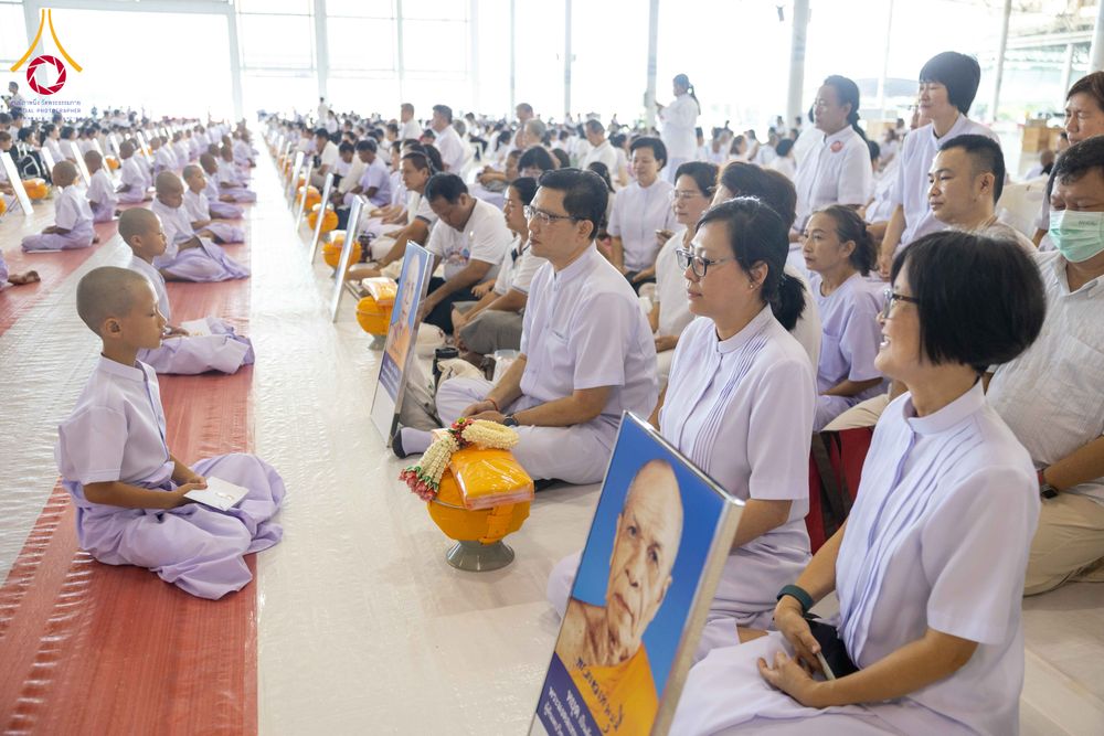 ภาพ No.319455:วันเสาร์ที่ 4 เมษายน พ.ศ.2569 พิธีขอขมา มอบผ้าไตร และถวายบาตรแด่นาคธรรมทายาท ในโครงการบรรพชาสามเณรฟื้นฟูพระพุทธศาสนาทั่วไทย โครงการหน่อแก้วเปรียญธรรม รุ่นที่ 14 โครงการสามเณรยุวธรรมทายาท รุ่นที่ 34 โครงการสามเณรมัชฌิมธรรมทายาท รุ่นที่ 30 ณ สภาธรรมกายสากล