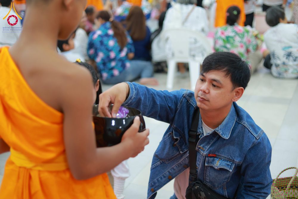 ภาพ No.321879:วันที่ 12 เมษายน พ.ศ.2569 ตักบาตรสงกรานต์ฉลองสามเณรใหม่  ณ ศูนย์ปฏิบัติธรรมระยอง(บ้านช่องลม)