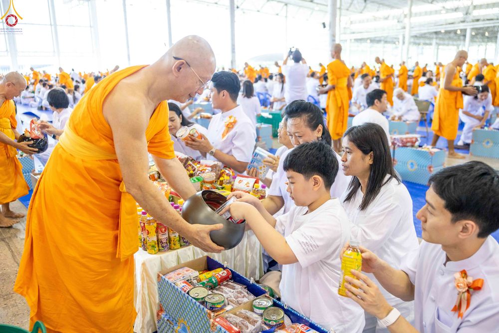ภาพ No.345411:วันพฤหัสบดีที่ 27 สิงหาคม พ.ศ.2569 พิธีตักบาตรในวันธรรมชัย ณ สภาธรรมกายสากล วัดพระธรรมกาย ปทุมธานี