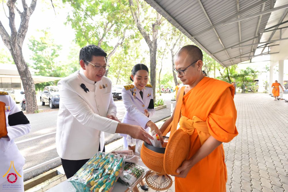 ภาพ No.344306:วันที่ 12 สิงหาคม พ.ศ. 2569  พสกนิกรชาวอำเภอคลองหลวง พร้อมใจร่วมพิธีสวดพระพุทธมนต์และทำบุญตักบาตรถวายพระราชกุศล เนื่องในวันคล้ายวันพระราชสมภพ สมเด็จพระบรมราชชนนีพันปีหลวง และวันแม่แห่งชาติ 12 สิงหาคม 2569