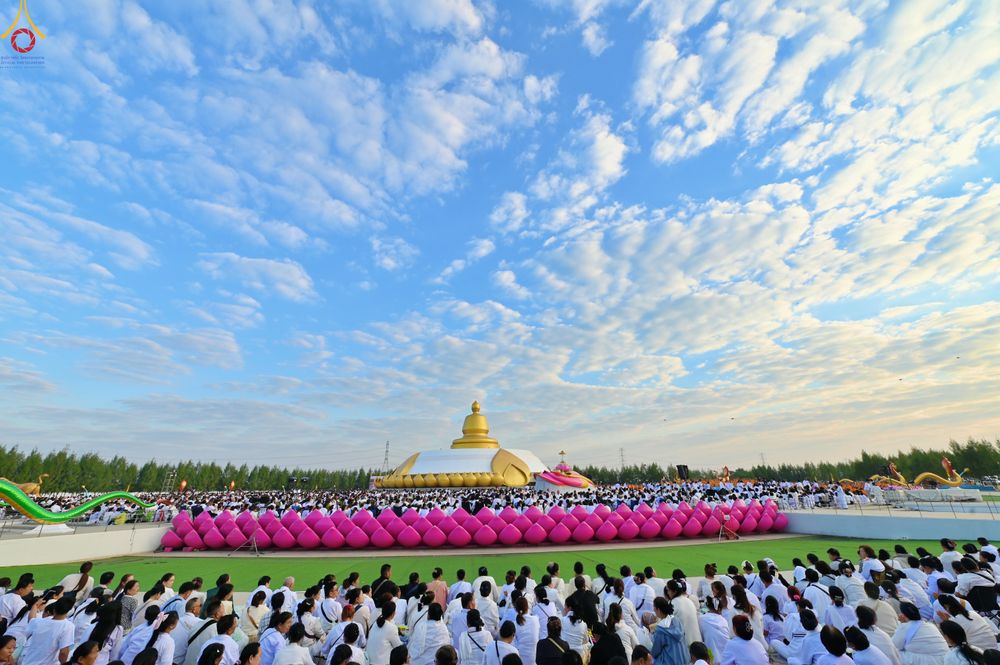 ภาพ No.302519:วันที่ 24 มกราคม พ.ศ. 2569 พิธีตักบาตรพระธรรมยาตรา ณ อนุสรณ์สถานลำดับที่ 5 สถานที่เผยแผ่วิชชาธรรมกายครั้งแรก อนุสรณ์สถานบางปลา วัดบางปลา อำเภอบางเลน จังหวัดนครปฐม ในโครงการธรรมยาตรา กตัญญูบูชา มหาปูชนียาจารย์ พระมงคลเทพมุนี(สด จนฺทสโร) พระผู้ปราบมาร อนุส