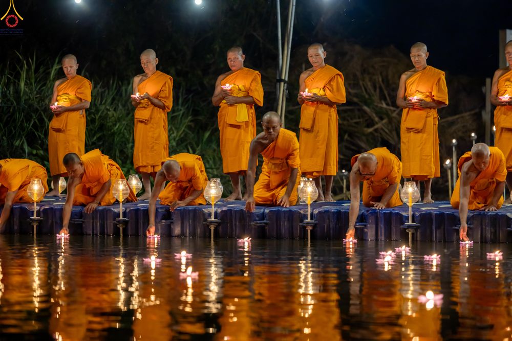 ภาพ No.301360:วันที่ 22 มกราคม พ.ศ. 2569 พิธีลอยประทีปธรรมถวายเป็นพุทธบูชา และบูชาธรรมมหาปูชนียาจารย์  ณ อนุสรณ์สถานลำดับที่ 5 สถานที่เผยแผ่วิชชาธรรมกายครั้งแรก อนุสรณ์สถานบางปลา วัดบางปลา อำเภอบางเลน จังหวัดนครปฐม ในโครงการธรรมยาตรา กตัญญูบูชา มหาปูชนียาจารย์ พระมงคล