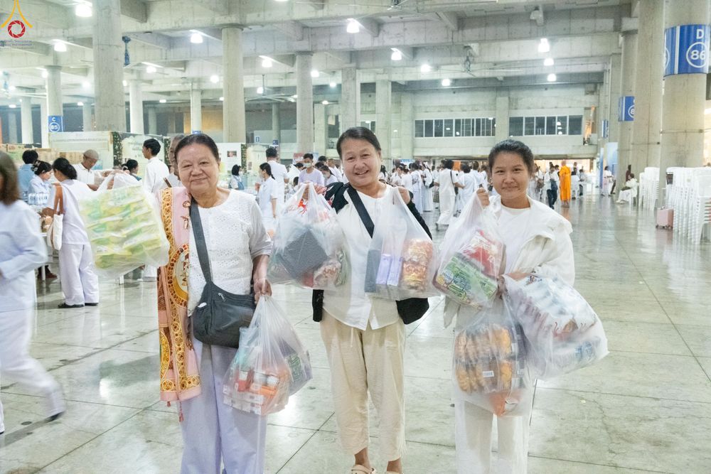 ภาพ No.279694:วันที่ 1 มกราคม พ.ศ.2569 พิธีตักบาตรในวันขึ้นปีใหม่ ณ ลานธรรม วัดพระธรรมกาย