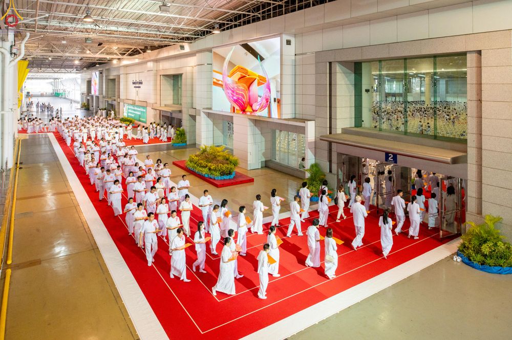 ภาพ No.318624:วันอาทิตย์ต้นเดือนที่ 5 เมษายน พ.ศ.2569 พิธีทอดผ้าป่าสมทบมหาสังฆทาน 40,000 กว่าวัดทั่วประเทศ ณ สภาธรรมกายสากล วัดพระธรรมกาย