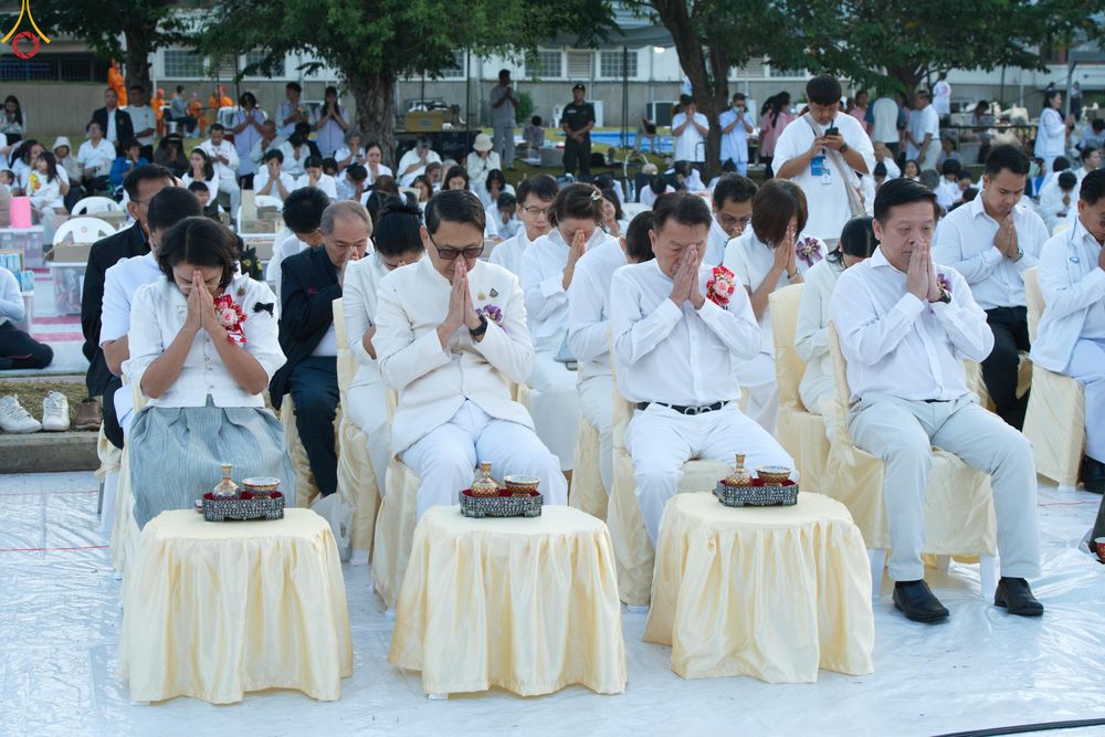 ภาพ No.282611:วันเสาร์ที่ 20 ธันวาคม พ.ศ.2568 พิธีตักบาตรพระ 10,000 รูป (ชุด 2) เนื่องในโอกาส 194 ปี จังหวัดกาญจนบุรี และอุทิศส่วนกุศลให้แด่บรรพชนทั้งหลาย บริเวณถนนสองแคว (Skywalk) เมืองกาญจนบุรี