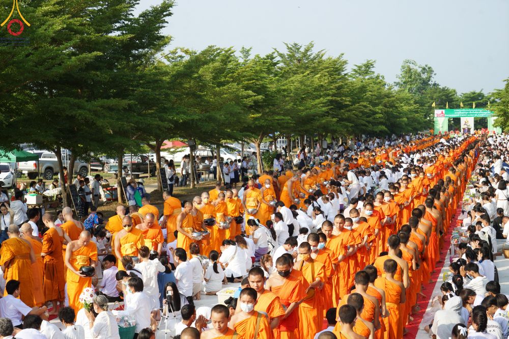 ภาพ No.81362:พิธีตักบาตรพระ ๑,๐๒๘ รูป ถวายเป็นพุทธบูชา เนื่องในสัปดาห์วิสาขบูชาโลก  ช่วยคณะสงฆ์ ๓๒๓ วัด ๔ จังหวัดชายแดนใต้ วันอาทิตย์ที่ ๒๘ พฤษภาคม พ.ศ.๒๕๖๖ ณ ศูนย์ปฎิบัติธรรมดอยหล่อ อำเภอดอยหล่อ จังหวัดเชียงใหม่
