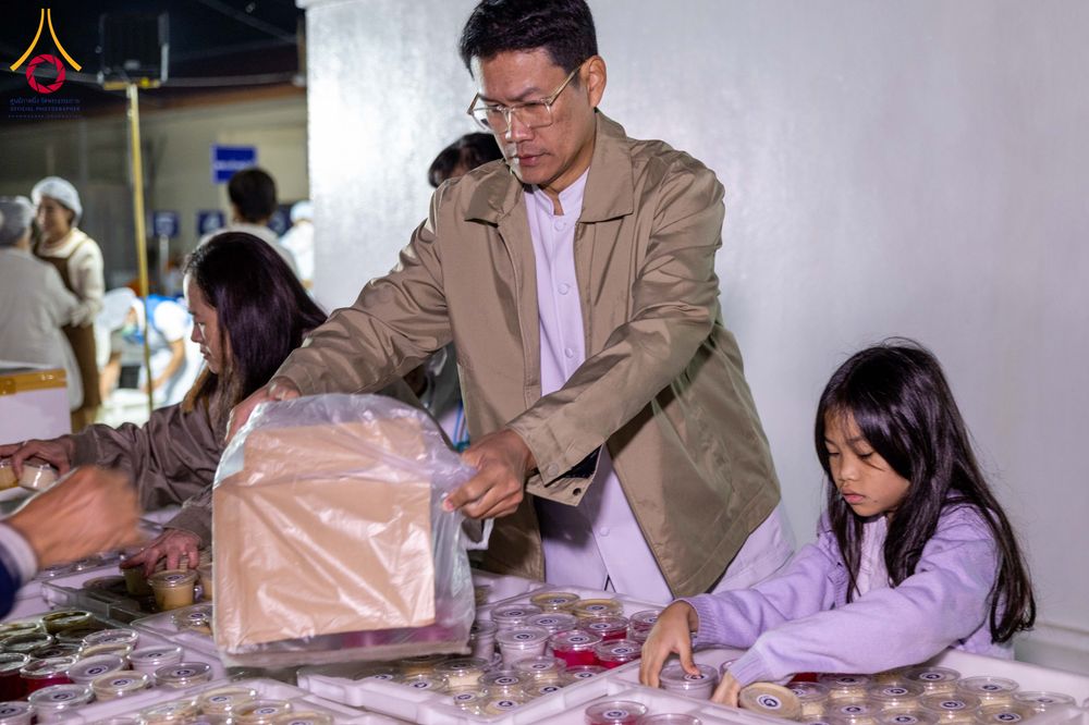 ภาพ No.293690:วันที่ 14 มกราคม พ.ศ. 2569  พิธีถวายภัตตาหารเป็นสังฆทาน แด่พระธรรมยาตรา  ณ วัดสองพี่น้อง ต.ต้นตาล อ.สองพี่น้อง จ.สุพรรณบุรี  ในโครงการธรรมยาตรา กตัญญูบูชา มหาปูชนียาจารย์  พระมงคลเทพมุนี(สด จนฺทสโร) พระผู้ปราบมาร  อนุสรณ์สถาน 7 แห่ง ปีที่ 14