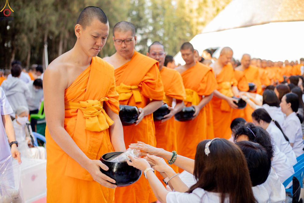 ภาพ No.289420:วันที่ 7 มกราคม พ.ศ. 2569 พิธีตักบาตรพระธรรมยาตรา ณ อนุสรณ์สถานลำดับที่ 1 สถานที่เกิดด้วยรูปกายเนื้อ อนุสรณ์สถานมหาวิหารพระมงคลเทพมุนี (โลตัสแลนด์) อ.สองพี่น้อง จ.สุพรรณบุรี ในโครงการธรรมยาตรา กตัญญูบูชา มหาปูชนียาจารย์ พระมงคลเทพมุนี(สด จนฺทสโร) พระผู้ป