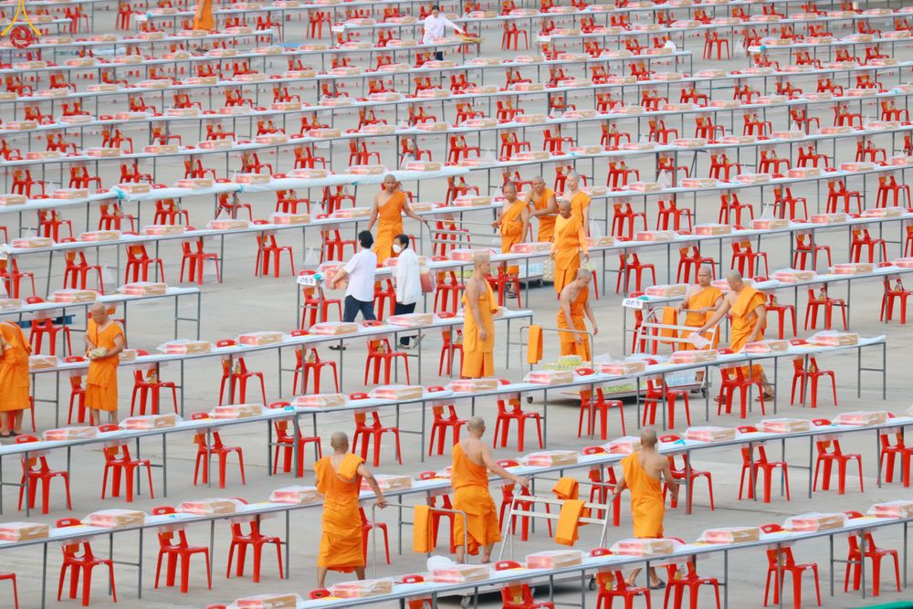 ภาพ No.322551:วันที่ 17 เมษายน พ.ศ.2569 การเรียงกล่องไทยธรรม เรียงน้ำดื่ม เรียงร่ม ณ ลานธรรมพระมหาธรรมกายเจดีย์ เพื่องานถวายมหาสังฆทาน 40,000 กว่าวัดทั่วประเทศ วันคุ้มครองโลก 22 เมษายน พ.ศ.2569 วัดพระธรรมกาย