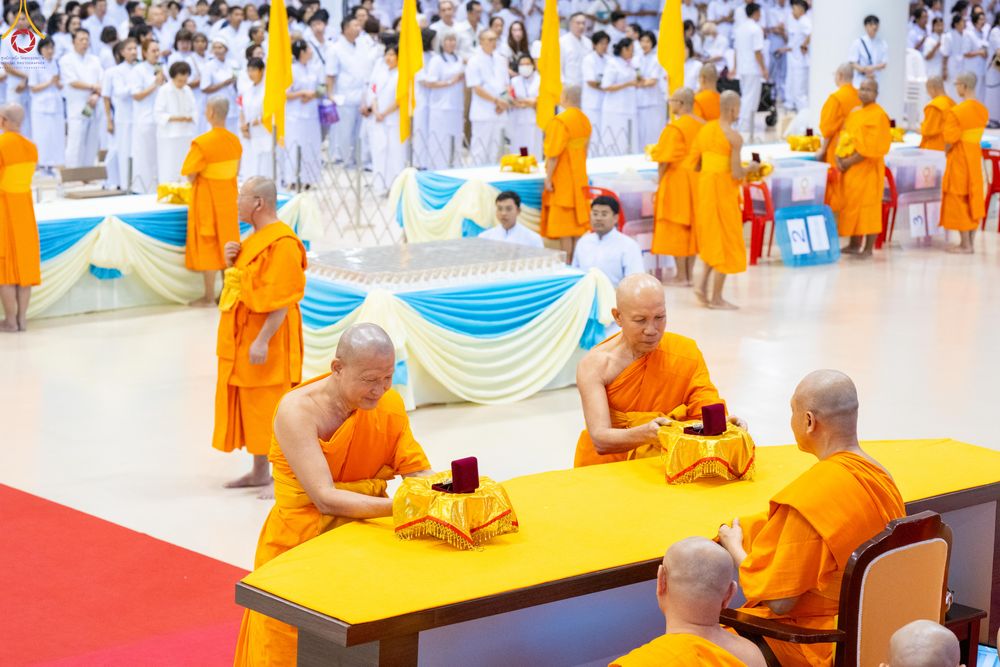 ภาพ No.311709:วันอาทิตย์ต้นเดือนที่ 1 มีนาคม พ.ศ.2569 สัมมนาพิเศษ พิธีมอบรูปหล่อโลหะหลวงปู่วัดปากน้ำ พระมงคลเทพมุนี พิธีมุทิตาสักการะในโอกาสพระครูปลัดรัตนวีรวัฒน์(รังสฤษดิ์ อิทธิจินฺตโก) เจ้าอาวาสวัดพระธรรมกาย  ดำรงตำแหน่งเป็น “ที่ปรึกษาเจ้าคณะจังหวัดปทุมธานี”  ณ ห้อง