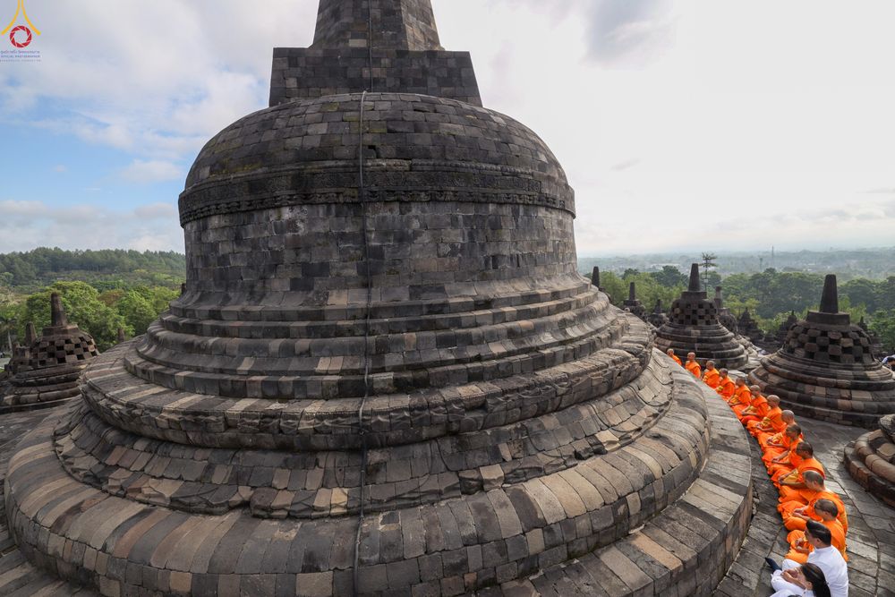ภาพ No.330047:วันที่ 27-29 พฤษภาคม พ.ศ.2569 MBMI Tangerang (Majelis Agama Buddha Mahanikaya) ได้มีการเตรียมงานเพื่อจัดงานวิสาขบูชานานาชาติ  ชึ่งในงานจะมีการจุดประทีปโคมลาน โคมลอย กว่า 20,000 ดวง  เพื่อน้อมถวายเป็นพุทธบูชา และเพื่อเป็นการกระชับสัมพันธมิตรภาพ