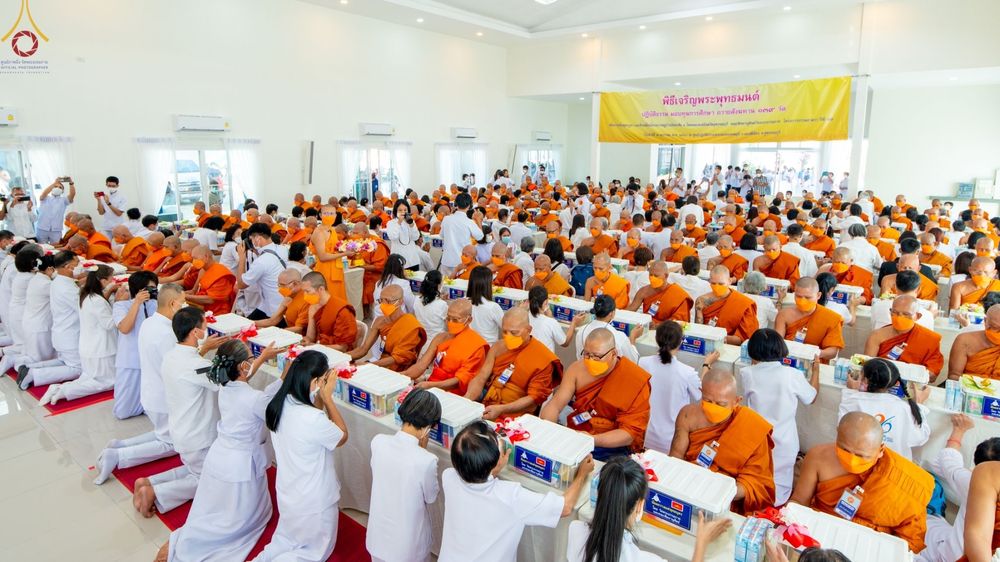 ภาพ No.70323:พิธีเจริญพระพุทธมนต์ ปฏิบัติธรรม มอบทุนการศึกษา ถวายสังฆทาน 139 วัด เพื่อถวายเป็นพุทธบูชา และขับเคลื่อนโครงการหมู่บ้านรักษาศีล 5 โดยคณะสงฆ์จังหวัดสุพรรณบุรี คณะศิษยานุศิษย์วัดพระธรรมกาย โครงการธรรมยาตรา ปีที่ 11 วันที่ 7 มกราคม พ.ศ. 2566 ณ ศูนย์ปฏิบัติธร
