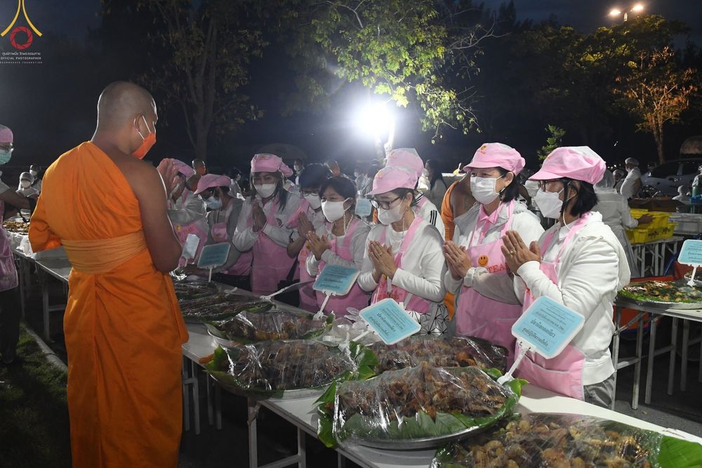ภาพ No.69772:พิธีถวายภัตตาหารเป็นสังฆทาน แด่คณะพระธรรมยาตราฯ ในโครงการธรรมยาตราฯ ปีที่ 11 ณ อนุสรณ์สถานมหาวิหารพระมงคลเทพมุนี อ.สองพี่น้อง จ.สุพรรณบุรี วันที่ 6 มกราคม พ.ศ. 2566