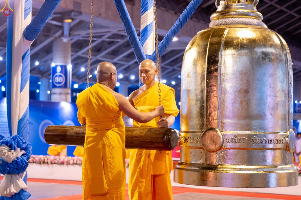 ภาพ No.280399:วันที่ 31 ธันวาคม พ.ศ.2568 -วันที่ 1 มกราคม พ.ศ.2569 พิธีฉลองชัยสวดมนต์บทธัมมจักกับปปวัตนสูตร ครบ 8,000,000,000 จบ , พิธีสวดมนต์ข้ามปี ณ วัดพระธรรมกาย